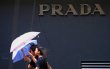 Prada en petite hausse pour ses premiers pas en Bourse à Hong Kong