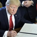 Donald Trump signe le retrait des États-Unis de l’OMS : “L’OMS nous a escroqués”