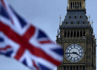 Royaume-Uni : Londres taxe davantage les banques pour soutenir les ménages