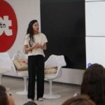 Gros plan sur un couffin en fibres naturelles orné de broderies colorées réalisées à partir de chutes de tissus recyclés, création signée TRIIIZA