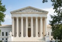 Photographie de la façade de la Cour suprême des États-Unis avec les colonnes de marbre, symbolisant le pouvoir judiciaire