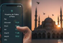 Smartphone affichant une application d'horaires de prière à Paris à côté d'une mosquée majestueuse au coucher du soleil