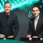 Photographie de la signature de l'accord entre Oliver Hermes (Wilo) et Karim Beguir (InstaDeep) au Wilopark pour le partenariat IA et Eau.