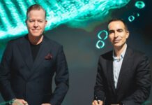 Photographie de la signature de l'accord entre Oliver Hermes (Wilo) et Karim Beguir (InstaDeep) au Wilopark pour le partenariat IA et Eau.