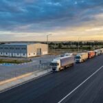 Photographie éditoriale de haute qualité, prise par drone au crépuscule (heure dorée). La composition en plongée montre un poste frontière tunisien modernisé et sécurisé, symbolisant la volonté de transformation en hub économique.