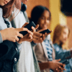 Réseaux sociaux : l’Union Européenne va-t-elle les interdire aux moins de 15 ans ?