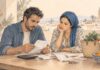 Un couple marocain examine des factures et des tickets de caisse sur une table, entouré d'une calculatrice, de quelques pièces de monnaie et d'un panier de courses, dans une illustration au crayon. Copier l'ALT