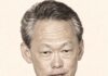 Portrait de Lee Kuan Yew au crayon graphite sur fond ivoire, en smoking et nœud papillon