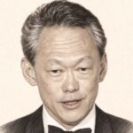 Portrait de Lee Kuan Yew au crayon graphite sur fond ivoire, en smoking et nœud papillon