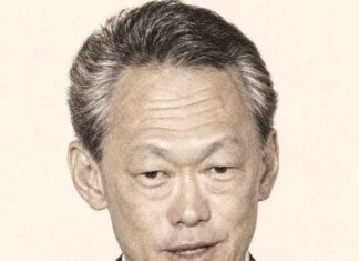 HISTOIRE ÉCO — Lee Kuan Yew, l’homme qui a façonné le modèle singapourien Portrait de Lee Kuan Yew au crayon graphite sur fond ivoire, en smoking et nœud papillon